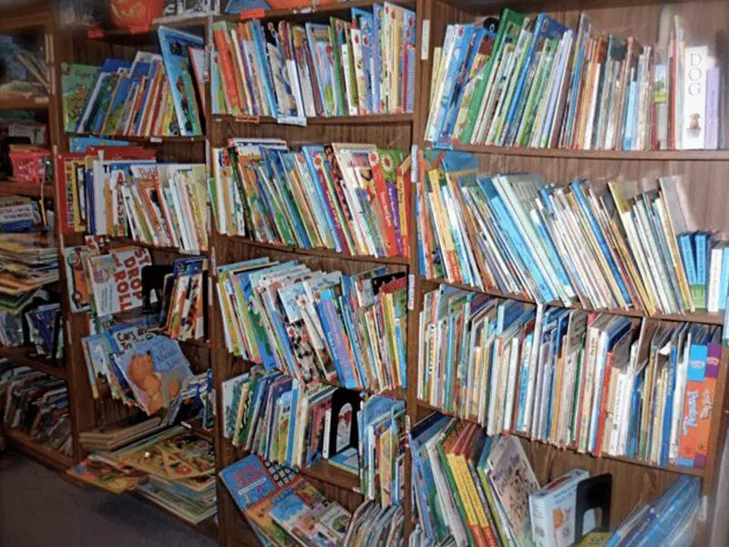 A room filled with lots of books on shelves.